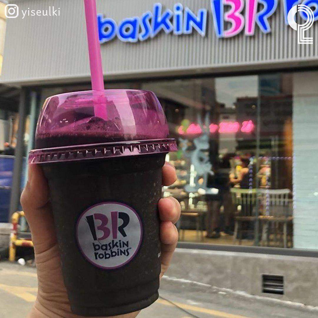 BR黑色冰沙新品，韓國黑色系列冰品，深色使飲品神秘，捧著冰沙手握著新品嘗試。